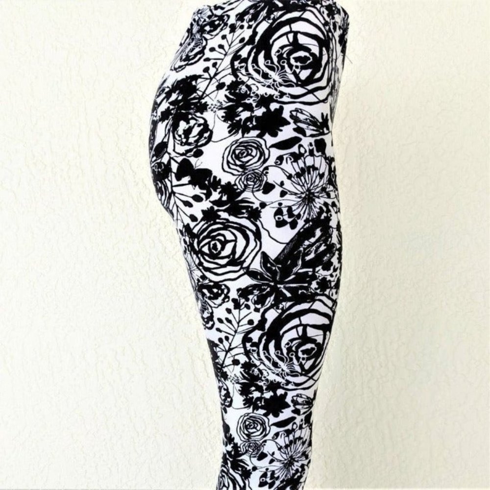 Ultra Soft Black Rose Printed Leggings (NWT)